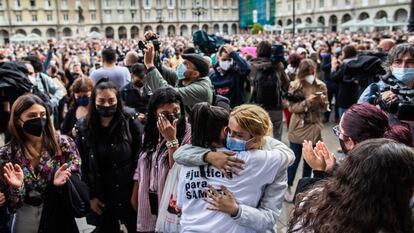 Manifestantes se reúnem no centro da cidade A Coruña, na segunda, para protestar contra a morte de Samuel Luiz.