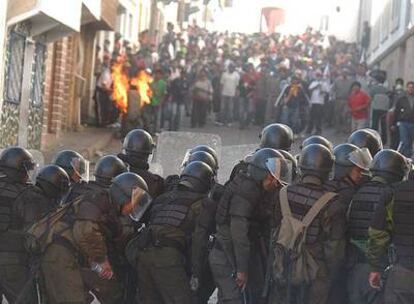 Enfrentamiento entre manifestantes y policías en Sucre, durante una protesta para pedir el traslado de la sede del Gobierno a esta ciudad.
