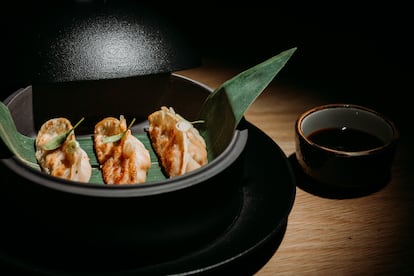'Gyozas' de cerdo y langostinos con reducción de naranja, uno de los platos del restaurante peruano-japonés San Hô, en Santa Cruz de Tenerife.