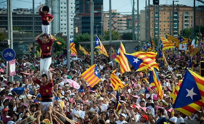 Centenares de personas ocupan la plaza de les Glòries durante la celebración de la Diada.