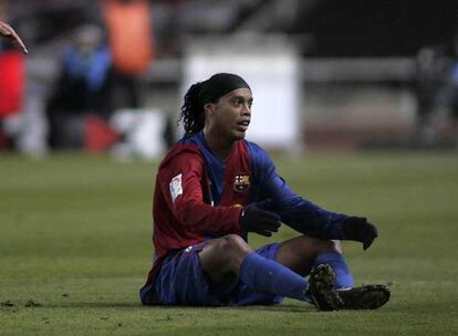 Ronaldinho se lamenta anoche en Montjuïc.