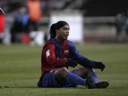 Ronaldinho se lamenta anoche en Montjuïc.