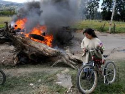 Una habitante camina entre los bloqueos en las vías el viernes 23 de agosto de 2013, en la población de Ubaté, departamento de Cundinamarca (Colombia).