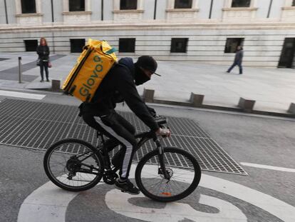  Un repartidor de Glovo, en Madrid. 