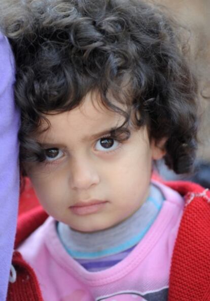Samar, niña afgana, en el centro de registro de Presevo, donde los refugiados llegan desde la antigua República Yugoslava de Macedonia.