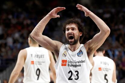 El jugador del Real Madrid Sergio Llull se queja de una decisión arbitral.