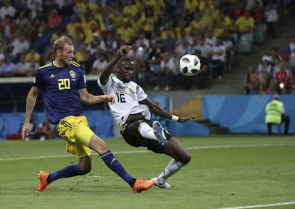 Ola Toivonen, a la izquierda, anota de vaselina el primer gol de Suecia.