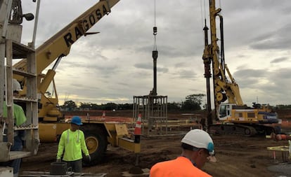 Varios operarios trabajan en una obra de FCC en Costa Rica. 