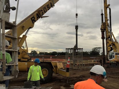 Varios operarios trabajan en una obra de FCC en Costa Rica. 