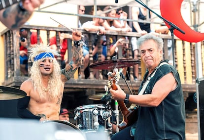 El guitarrista de Hombres G, Rafael Muñoz Gutiérrez (a la derecha) junto al bateria del grupo Kitai, Deiv Hook, durante uno de los temas que tocaron en la plaza del Trigo de Aranda de Duero, el 8 de agosto.