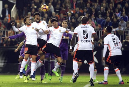 Los jugadores del Valencia despejan un corner durante el partido contra el Real Madrid.