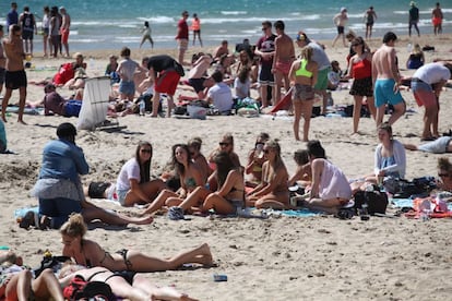 Un grup de joves anglesos a la platja de Salou.