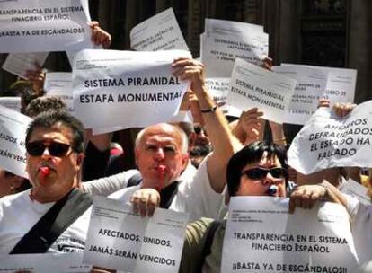 Manifestación de afectados por la crisis de Fórum y Afinsa.