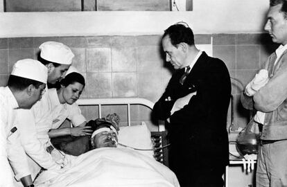 Ramón Mercader, llavors Jacques Mornard, és detingut, ferit, el 21 d’agost de 1940, després d’haver colpejat Trotski amb el piolet que subjecten detectius mexicans; el polític moriria 12 hores després.