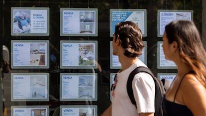 Pisos en venta y alquiler en una agencia inmobiliaria de la Calle Balmes, en Barcelona.