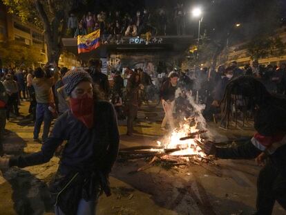 Manifestantes protestan el 11 de septiembre en Bogotá, Colombia.