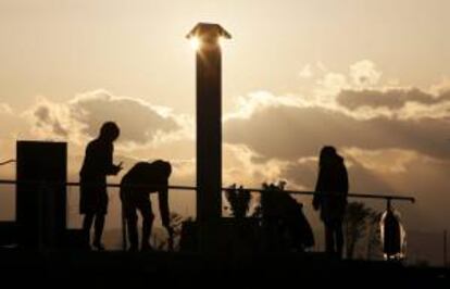 Un grupo de personas deposita ofrendas florales el pasado 11 de marzo, en memoria a las vctimas del terremoto y tsunami que hace dos a?os asol el norte de Japn. EFE/Archivo