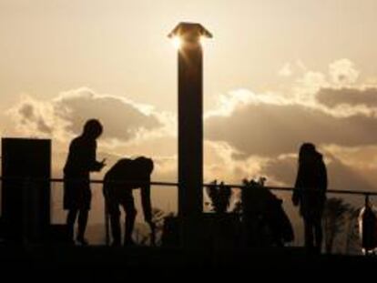Un grupo de personas deposita ofrendas florales el pasado 11 de marzo, en memoria a las víctimas del terremoto y tsunami que hace dos años asoló el norte de Japón. EFE/Archivo