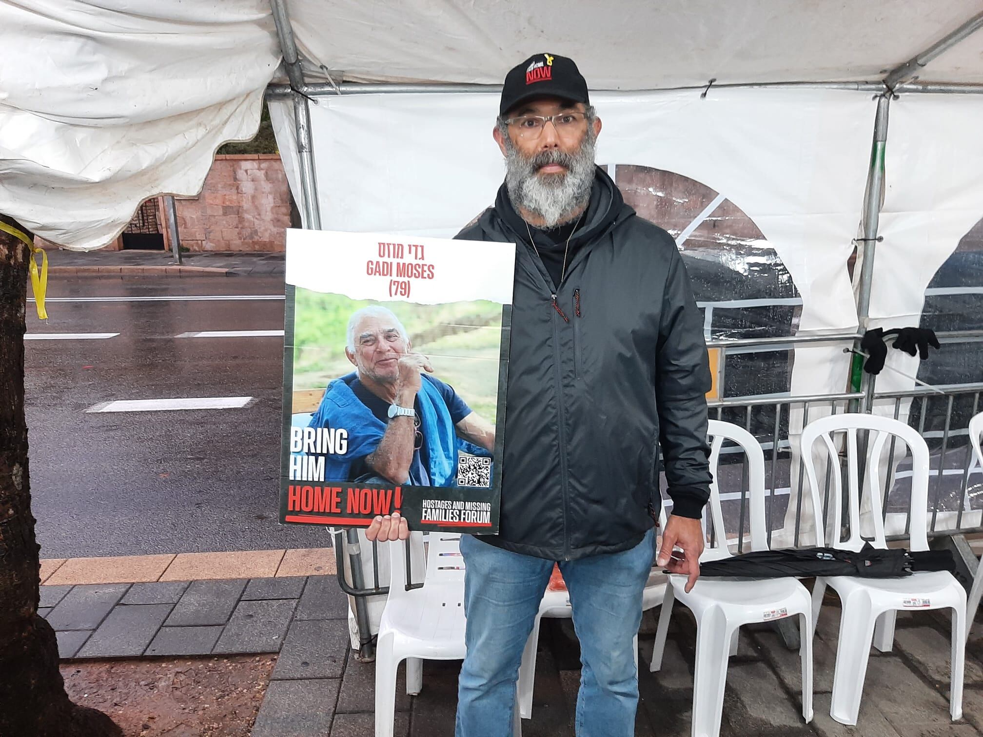 Yair Moses, el martes en el campamento de los familiares de los rehenes secuestrados en Gaza montado ante la residencia del primer ministro en Jerusalén. Sostiene un cartel con la imagen de su padre, Gadi Moses, de 79 años, secuestrado el 7 de octubre en el kibutz Nir Oz.