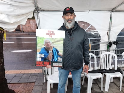 Yair Moses, el martes en el campamento de los familiares de los rehenes secuestrados en Gaza montado ante la residencia del primer ministro en Jerusalén. Sostiene un cartel con la imagen de su padre, Gadi Moses, de 79 años, secuestrado el 7 de octubre en el kibutz Nir Oz.