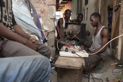 Los vecinos de Old Fadama no sólo venden los metales de los equipos electrónicos; también hay quienes reparan estos materiales para venderlos.