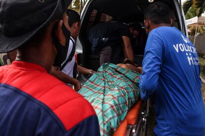 Un refugiado rohinyá rescatado en junio en Aceh, Indonesia, es atendido y trasladado en camilla