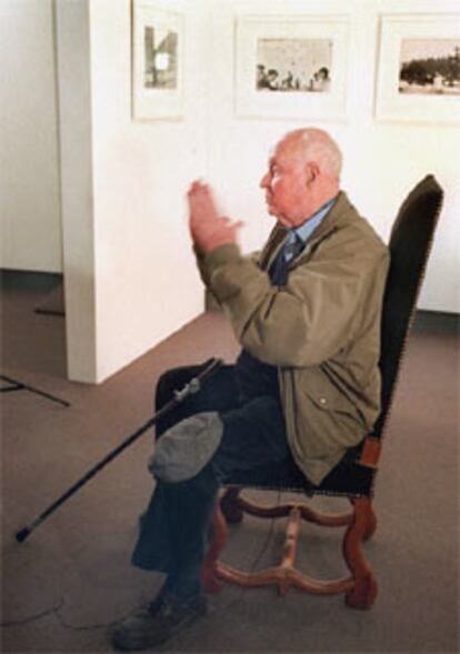 Cartier-Bresson, en la galería Claude Bernard de París, donde se expuso la mayor parte de su obra, en una imagen tomada en 2000.