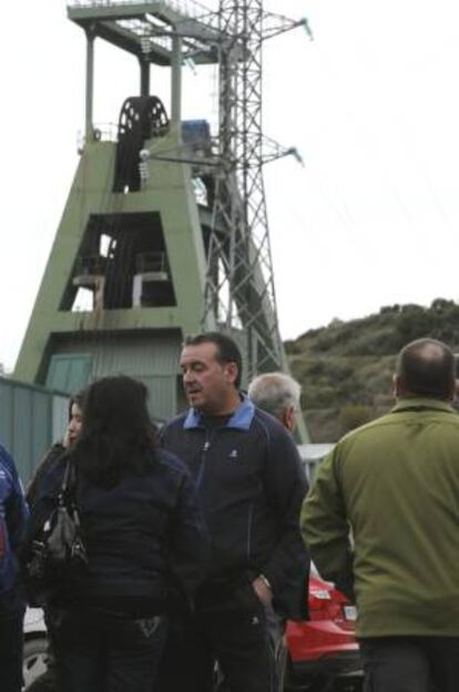 Varias personas en las inmediaciones del Pozo Emilio del Valle de Llombera de Gordón (León). EFE/Archivo