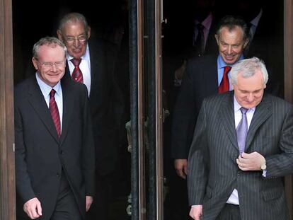 De izquierda a derecha, Martin McGuinness, Ian Paisley, Tony Blair y Bertie Ahern.