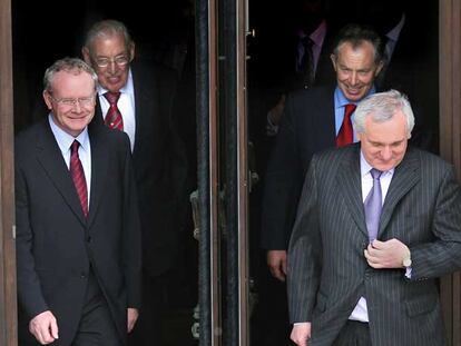 De izquierda a derecha, Martin McGuinness, Ian Paisley, Tony Blair y Bertie Ahern.