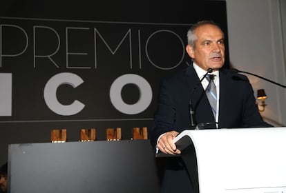 Antonio Ca&ntilde;o, director de EL PA&Iacute;S, entrega un premio ICON