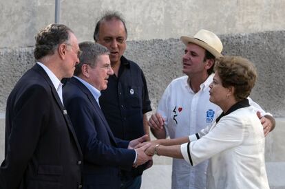 Dilma Rousseff saluda a Bach, presidente del COI, el domingo.