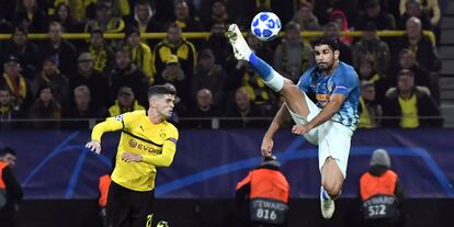 Diego Costa intenta controlar el balón ante Christian Pulisic, del Borussia.