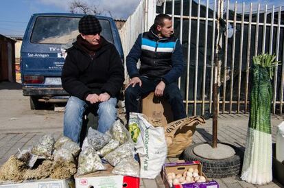 Un par de vendedores de comida en Pristina, en febrero. 