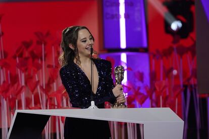 La actriz Carla Quilez recibe el Premi Gaudí a la Mejor interpretación revelación por su papel en 'La maternal', de Pilar Palomero.
