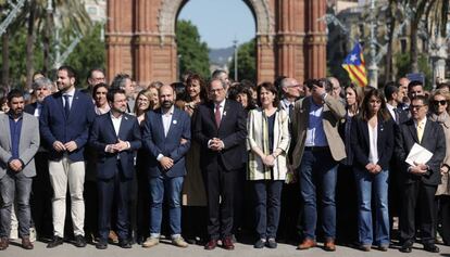 El presidente del Govern, Quim Torra, en el centro, rodeado de miembros de su Ejecutiva, y de ANC y Òmnium.