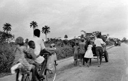 Civiles huyendo de sus casas durante la guerra de Biafra, Nigeria.