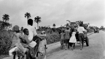 Civiles huyendo de sus casas durante la guerra de Biafra, Nigeria.