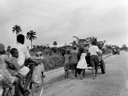 Civiles huyendo de sus casas durante la guerra de Biafra, Nigeria.