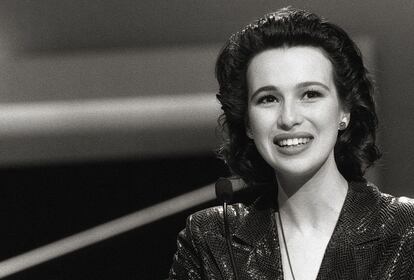 <b>1993. </b>En el año en que arrasa 'Belle époque', de Fernando Trueba (acabaría con el Oscar en la mano), se entrega por primera vez el Goya al mejor filme europeo (para 'Indochina', del francés Régis Wargnier). Julio Medem, con 'Vacas', gana el Goya a la mejor dirección novel, derrotando a Alex de la Iglesia ('Acción mutante') y Chus Gutiérrez ('Sublet'). Es también el año de 'Jamón jamón': ni Javier Bardem ni Penélope Cruz, ambos candidatos, se llevan su estatuilla. Ariadna Gil, en la imagen, logró el premio a mejor actriz protagonista por 'Belle Epoque'.