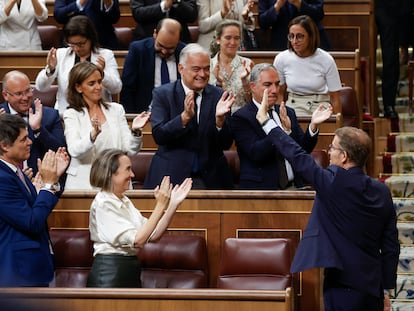 El líder del Partido Popular y candidato presidencial, Alberto Núñez Feijóo es aplaudido por la bancada popular tras la segunda votación de su investidura, que ha perdido este viernes en el Congreso.