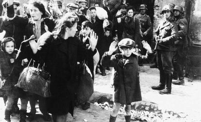 Un niño judío se rinde mientras un soldado le apunta con un subfusil durante el levantamiento del gueto de Varsovia, en la primavera de 1943.
