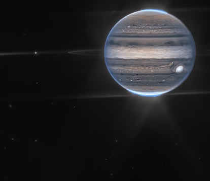 Imagen de Júpiter con las lunas Amalthea y Adrastea a la izquierda de la imagen.