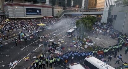 La policía de Hong Kong dispersa a los manifestantes prodemocracia con gas lacrimógeno, este domingo en el distrito central de la excolonia.