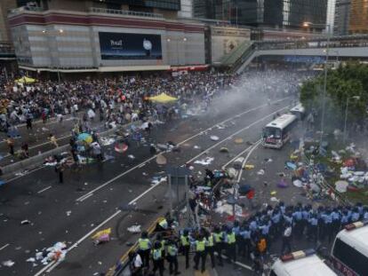 La polic&iacute;a de Hong Kong dispersa a los manifestantes prodemocracia con gas lacrim&oacute;geno, este domingo en el distrito central de la excolonia.