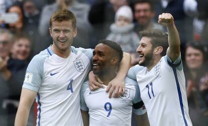 Dier, Defoe y Lallana celebran un gol en el Inglaterra-Lituania.