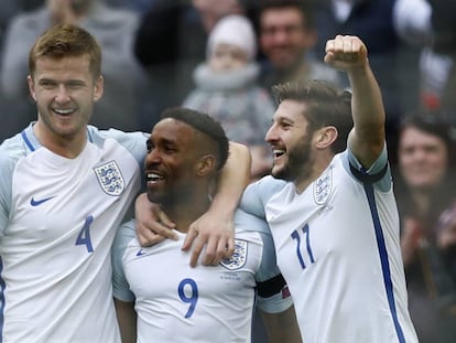 Dier, Defoe y Lallana celebran un gol en el Inglaterra-Lituania.