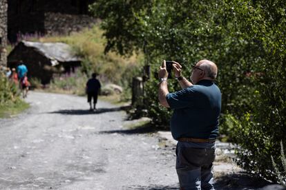 Un turista als carrers de Tor