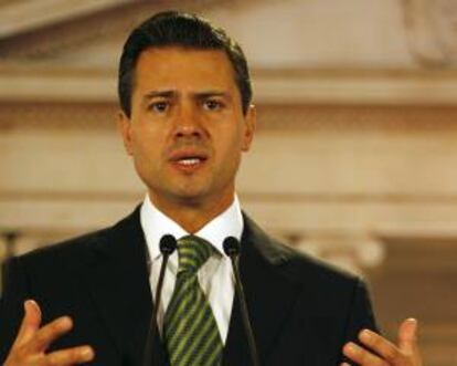 El presidente electo de México, Enrique Peña Nieto, habla este martes 18 de septiembre de 2012, en rueda de prensa en la Casa de Nariño en Bogotá (Colombia).