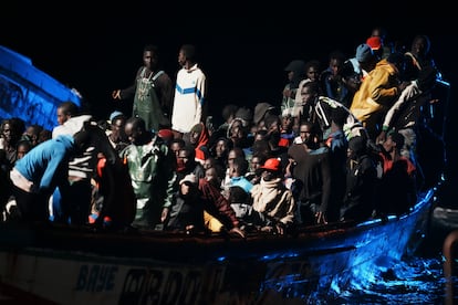 Decenas de personas en un cayuco, a su llegada al muelle de La Restinga, en la isla de El Hierro, el pasado 4 de noviembre.